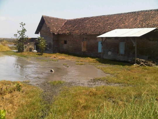 Tanggul jebol, lumpur Lapindo kembali rendam rumah warga