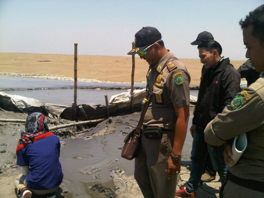 Tanggul jebol, lumpur Lapindo kembali rendam rumah warga