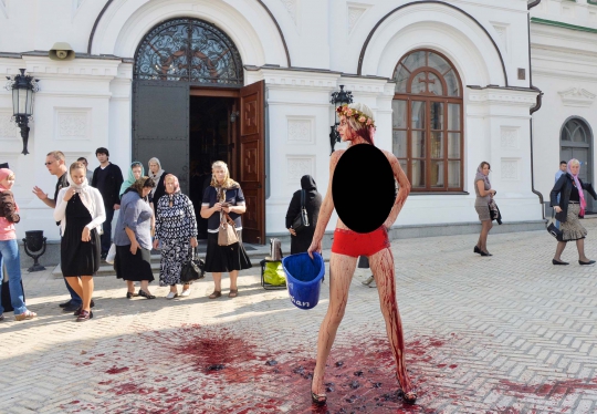 Aksi aktivis Femen bugil di depan biara hebohkan warga Ukraina