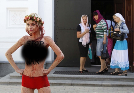 Aksi aktivis Femen bugil di depan biara hebohkan warga Ukraina