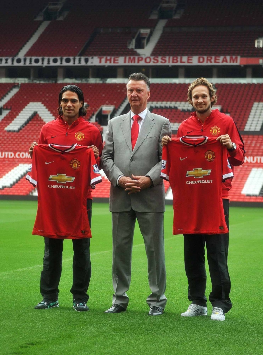 Radamel Falcao dan Daley Blind pamer jersey MU di Old Trafford