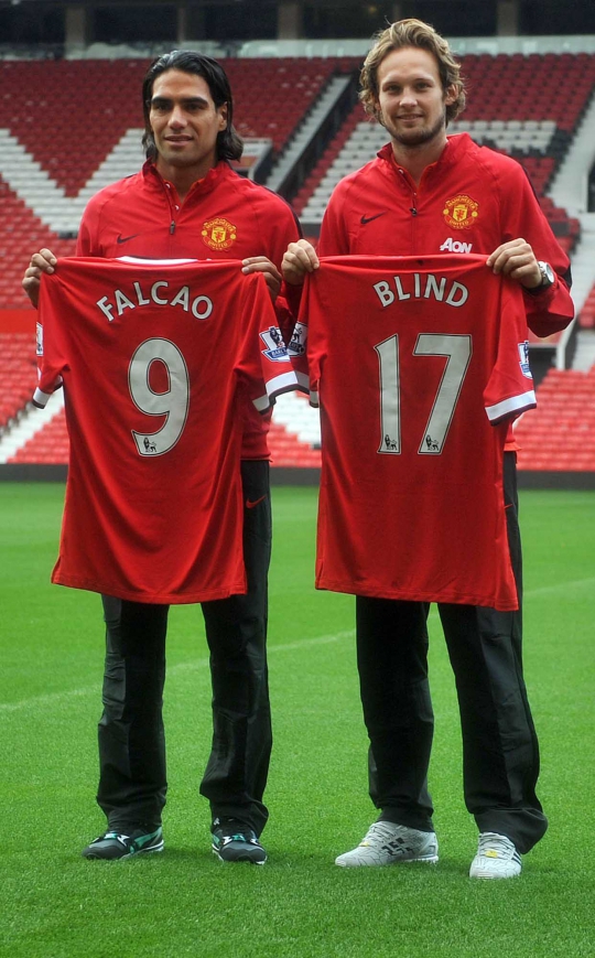 Radamel Falcao dan Daley Blind pamer jersey MU di Old Trafford