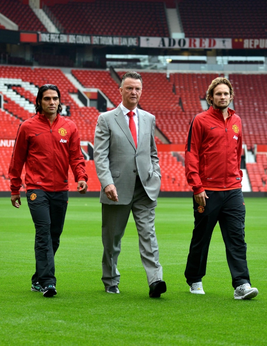 Radamel Falcao dan Daley Blind pamer jersey MU di Old Trafford