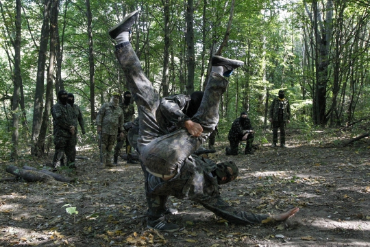 Aksi pejuang pro-Ukraina berlatih taktik perang gerilya di hutan
