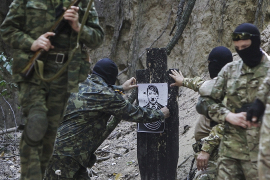 Aksi pejuang pro-Ukraina berlatih taktik perang gerilya di hutan