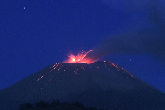 Memantau aktivitas Gunung Slamet yang terus muntahkan lava