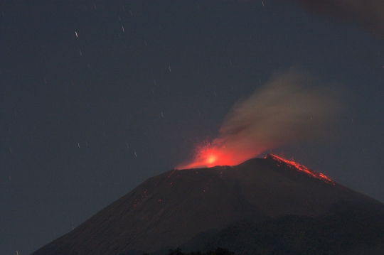 Memantau aktivitas Gunung Slamet yang terus muntahkan lava