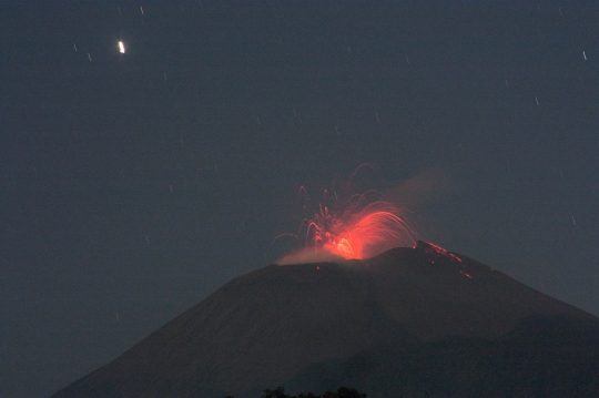 Memantau aktivitas Gunung Slamet yang terus muntahkan lava