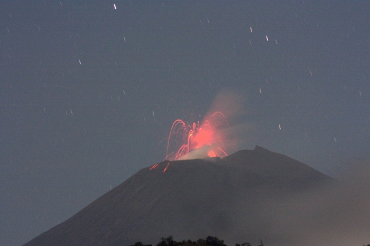 Memantau aktivitas Gunung Slamet yang terus muntahkan lava