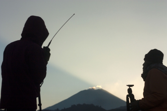 Memantau aktivitas Gunung Slamet yang terus muntahkan lava