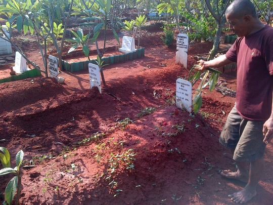 Ini makam diduga terkait kehebohan penampakan pocong di Bekasi