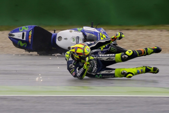 Trek basah, Valentino Rossi jatuh di FP I MotoGP San Marino