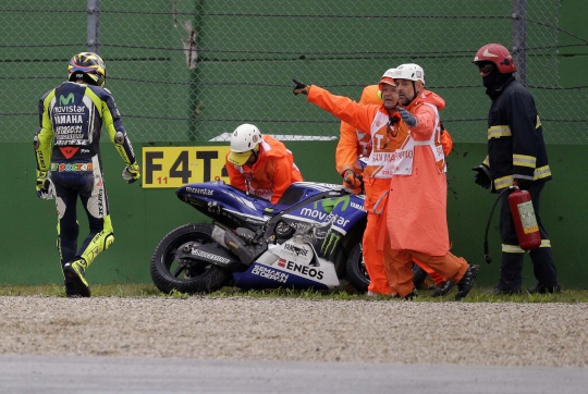 Trek basah, Valentino Rossi jatuh di FP I MotoGP San Marino
