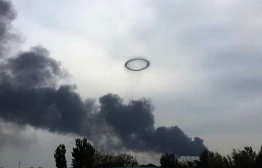 Unik, cincin asap muncul dari kebakaran pabrik di China