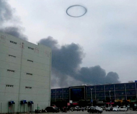 Unik, cincin asap muncul dari kebakaran pabrik di China