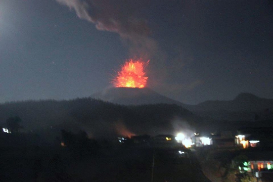 Melihat dahsyatnya lava pijar Gunung Slamet dari Tegal
