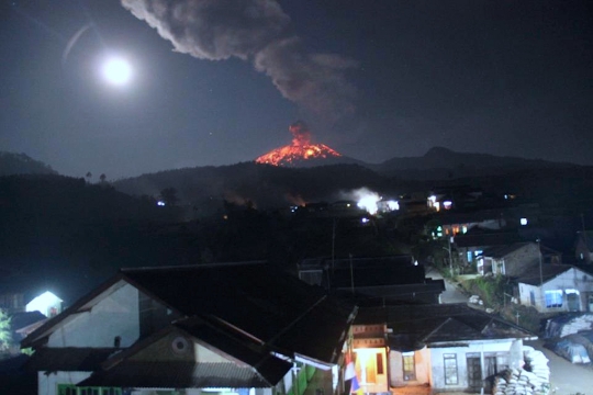 Melihat dahsyatnya lava pijar Gunung Slamet dari Tegal