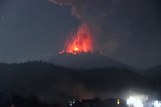 Melihat dahsyatnya lava pijar Gunung Slamet dari Tegal