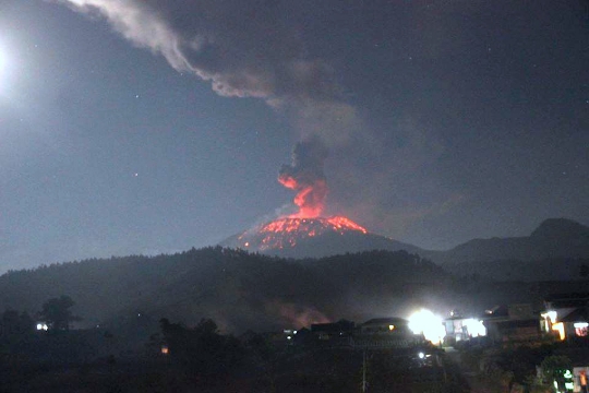 Melihat dahsyatnya lava pijar Gunung Slamet dari Tegal