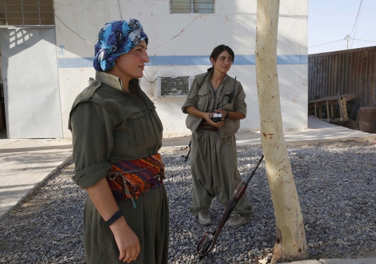 Gaya pejuang wanita Kurdi saat jaga markas dari serangan ISIS