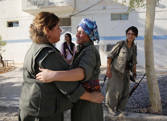 Gaya pejuang wanita Kurdi saat jaga markas dari serangan ISIS