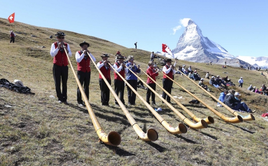 Uniknya alat musik Alphorn yang ramaikan Festival Gulat Alpen