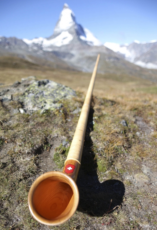 Uniknya alat musik Alphorn yang ramaikan Festival Gulat Alpen
