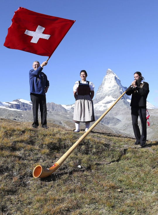 Uniknya alat musik Alphorn yang ramaikan Festival Gulat Alpen