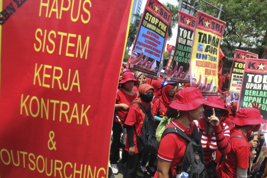 Aksi ribuan buruh turun ke jalan tuntut penghapusan outsourcing