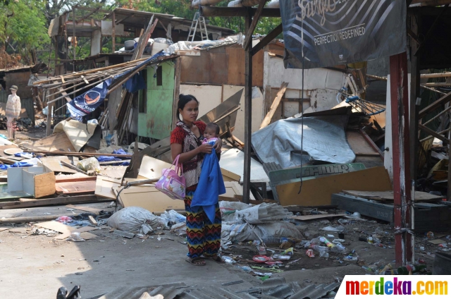 Foto : Kembalikan fungsi taman kota, bangunan liar di 
