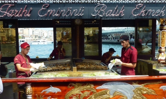 Balik ekmek, burger ikan makarel di Selat Bosphorus Turki