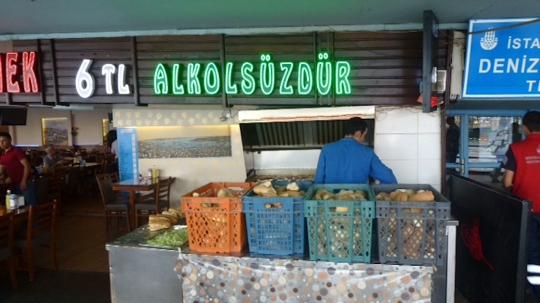 Balik ekmek, makan roti ikan khas Selat Bosphorus Turki