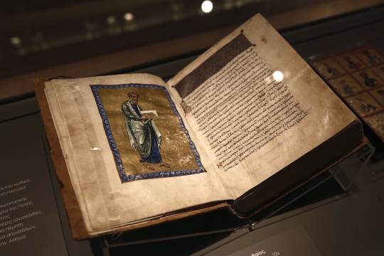 Injil kuno ke-4 berusia 1000 tahun dipamerkan di Yunani