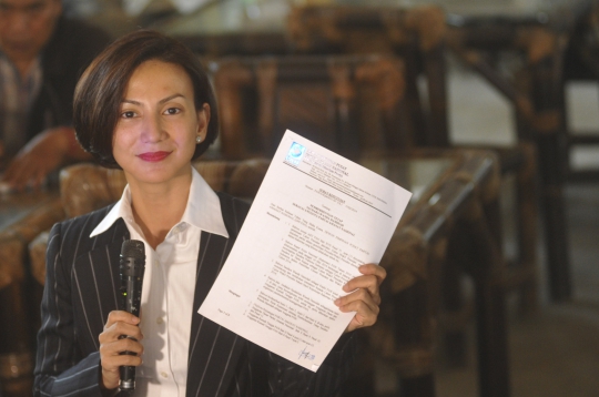 Wanda Hamidah tunjukkan surat resmi pemecatan dari PAN