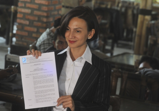 Wanda Hamidah tunjukkan surat resmi pemecatan dari PAN