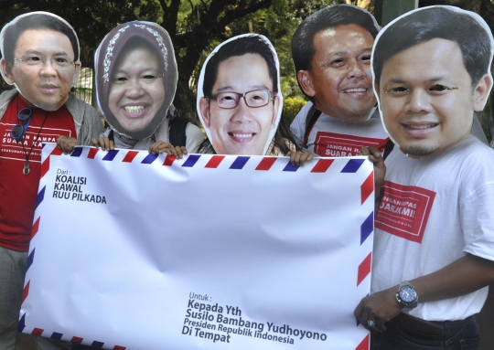 Aksi topeng kepala daerah di depan Istana tolak RUU Pilkada