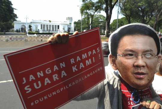 Aksi topeng kepala daerah di depan Istana tolak RUU Pilkada