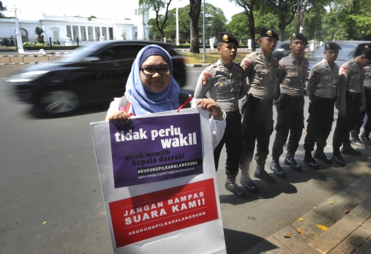 Aksi topeng kepala daerah di depan Istana tolak RUU Pilkada