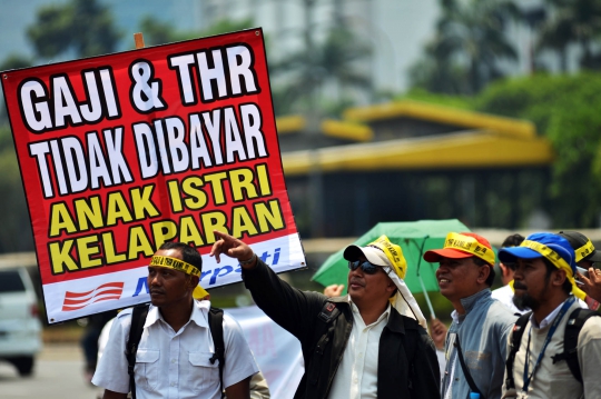 Tuntut THR dan gaji, karyawan Merpati demo di Gedung DPR