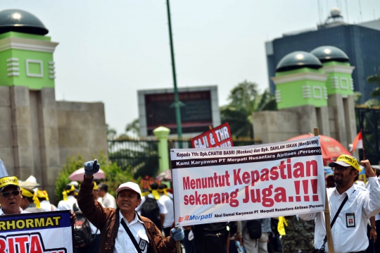 Tuntut THR dan gaji, karyawan Merpati demo di Gedung DPR