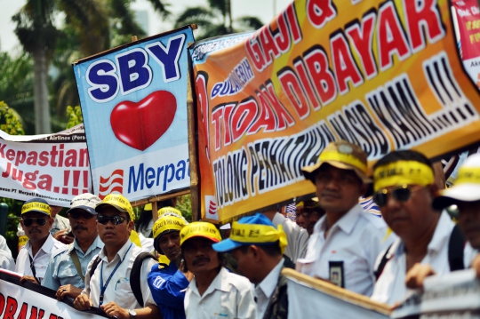 Tuntut THR dan gaji, karyawan Merpati demo di Gedung DPR