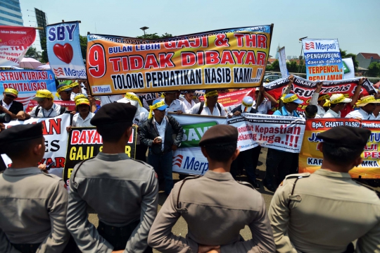 Tuntut THR dan gaji, karyawan Merpati demo di Gedung DPR