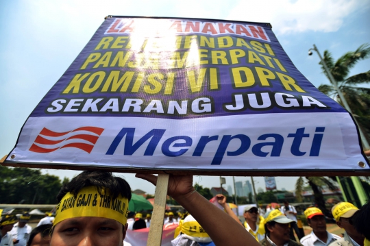 Tuntut THR dan gaji, karyawan Merpati demo di Gedung DPR