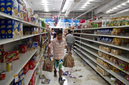 Rumah diterjang badai, warga Meksiko nekat jarah supermarket