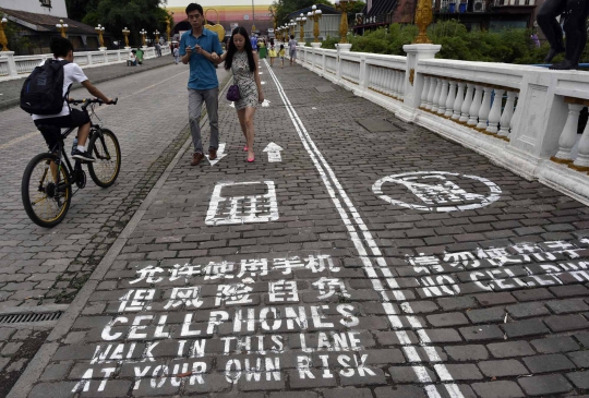 Ini trotoar khusus untuk pengguna smartphone di China