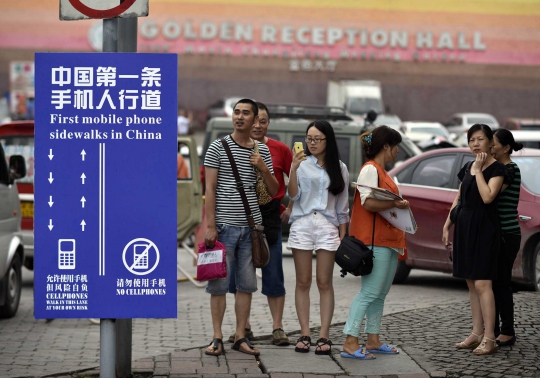 Ini trotoar khusus untuk pengguna smartphone di China