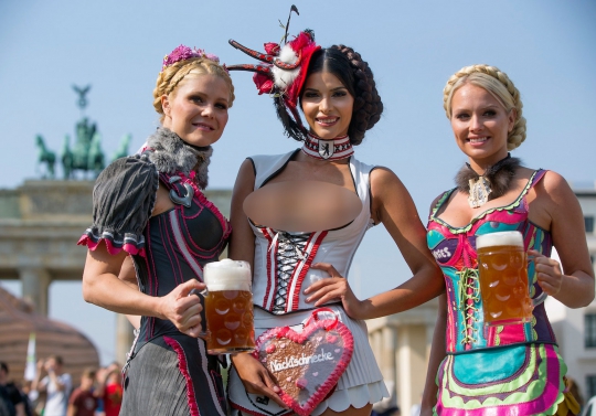 Aksi panas tiga gadis Oktoberfest di Berlin
