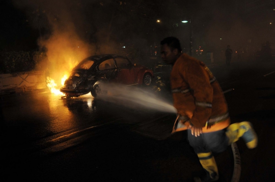 VW 'Kodok' terbakar, lalin di kawasan Tosari macet parah