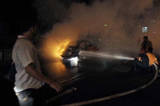 VW 'Kodok' terbakar, lalin di kawasan Tosari macet parah