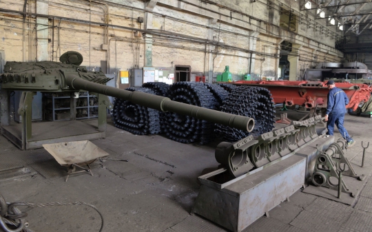 Intip aktivitas bengkel kendaraan tempur militer Ukraina